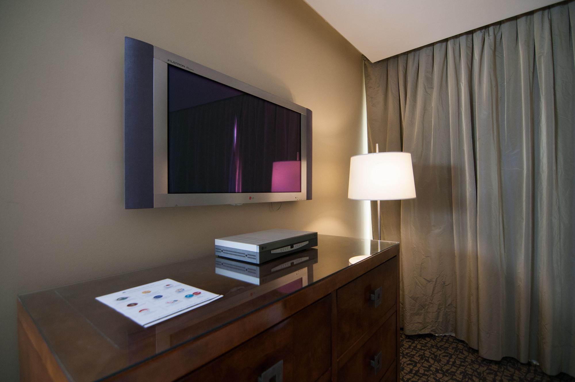 Enjoy Vina Del Mar Hotel Luaran gambar A flat panel television in a hotel room