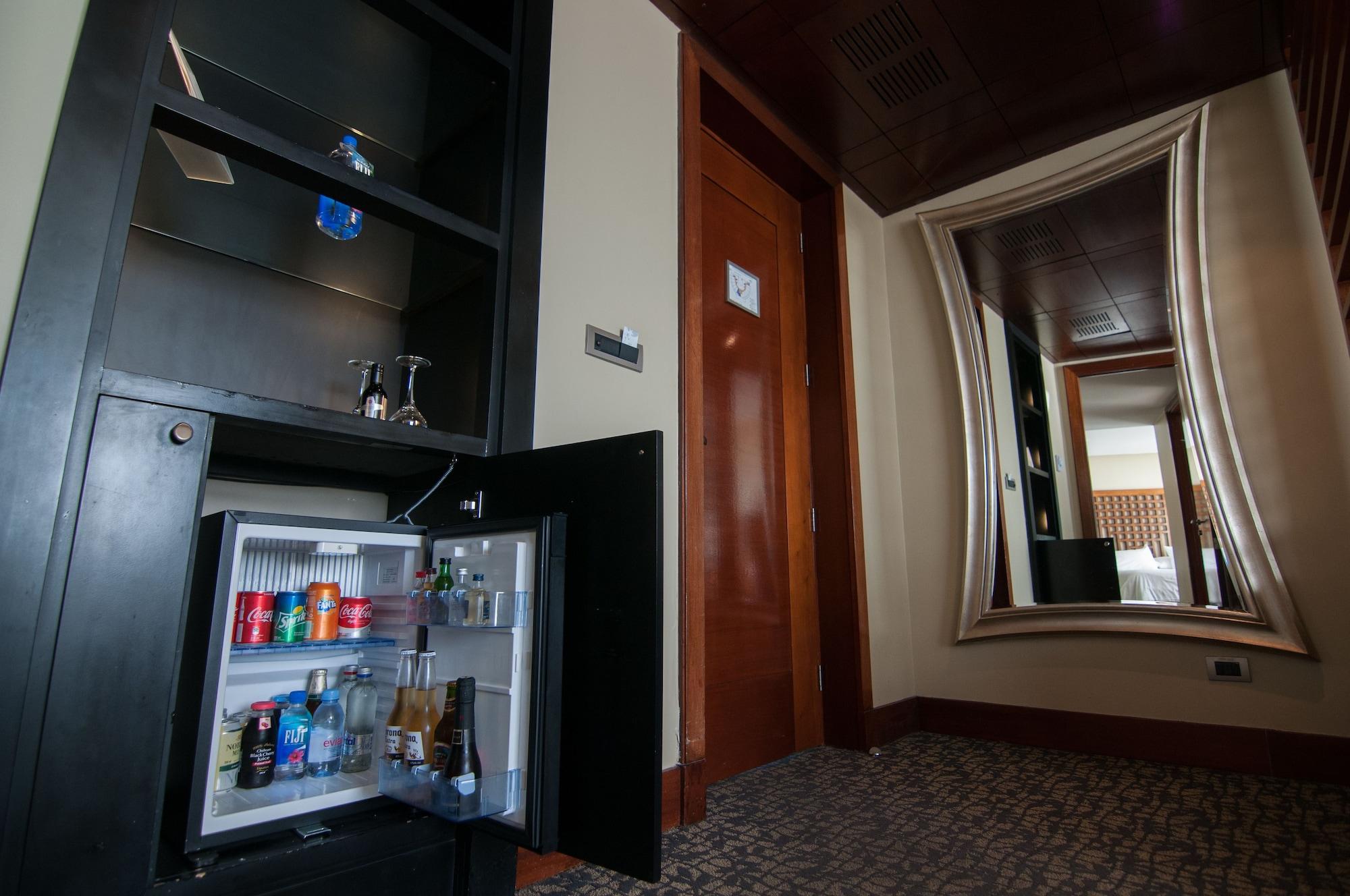 Enjoy Vina Del Mar Hotel Luaran gambar A mini-bar in a hotel room