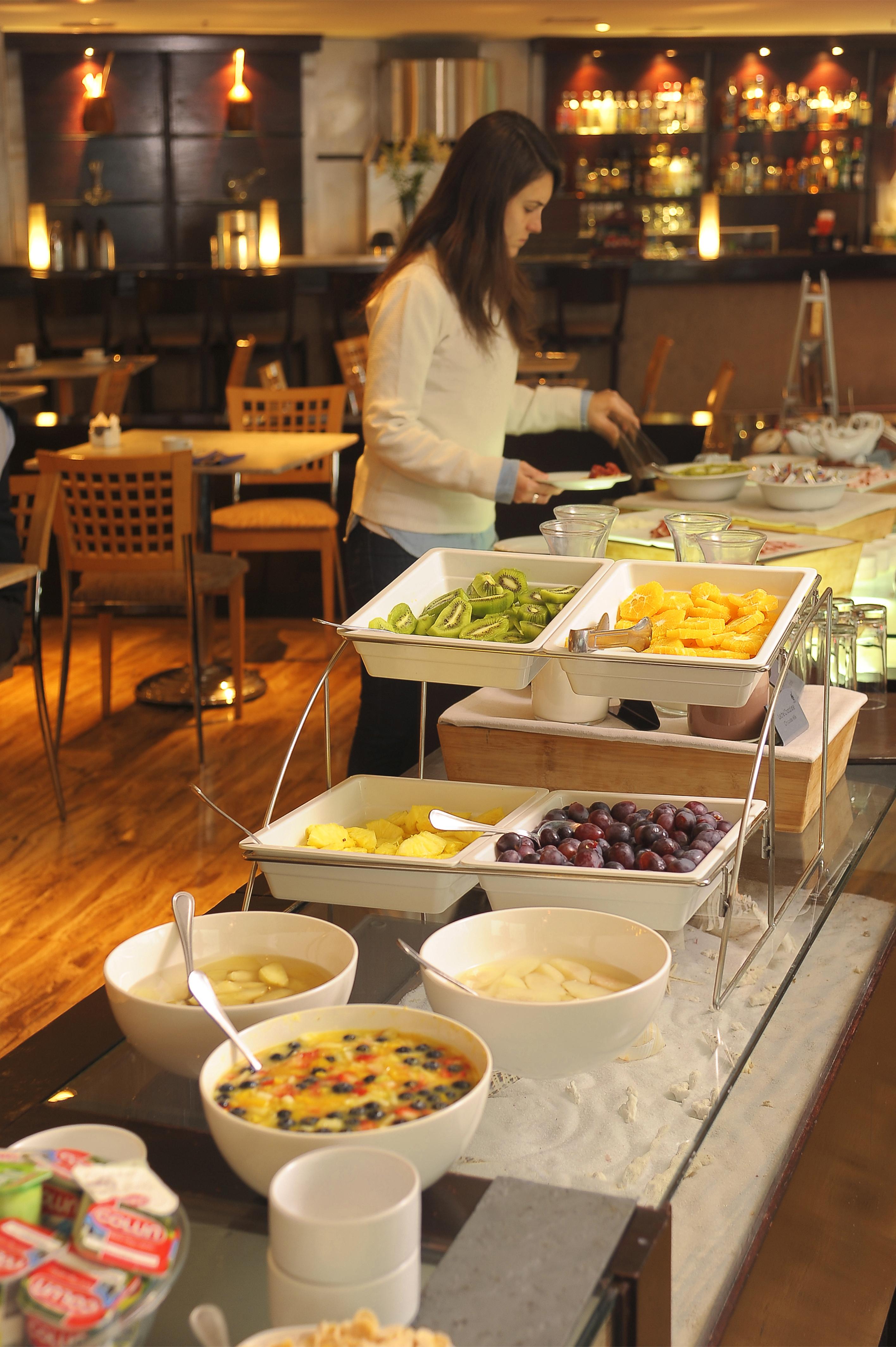 Enjoy Vina Del Mar Hotel Luaran gambar A fruit salad bar